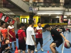 篮球防守（揭秘女生在篮球防守中的潜力与挑战）