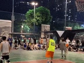 揭秘篮球高手如何以变向晃倒防守队员的绝技（掌握这一关键技巧，成为场上的绝对统治者）
