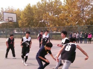 大学生打篮球防守技巧大揭秘（掌握这些技巧，让你成为篮球场上的防守高手）