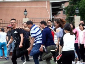 篮球团队防守的默契与协作（手拉手，篮下战线构筑完美防守）