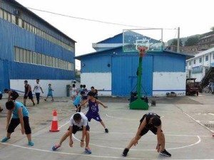 篮球防守练滑步动作的关键技巧（从基础练起，掌握完美滑步动作）