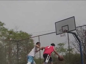 篮球防守技巧（精彩瞬间！如何以防守策略限制对方进攻？）