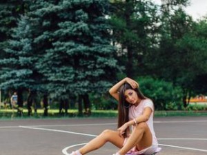 篮球小妹迷人防守的故事（一个小女孩的篮球梦想与坚持）