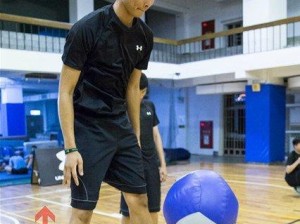 篮球防守技巧（揭秘双手拦截的关键技术和训练方法）