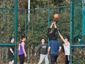 如何成为出色的2号位篮球场防守者（强化技术、提高意识，让你成为篮球场上的守护神）