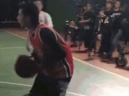 打篮球防守技巧之为何不能封眼防守（篮球运动中封眼防守的困境与挑战）