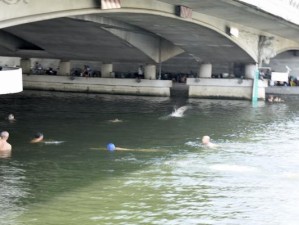 游泳技巧大全（以洪水游泳小技巧应对危险，保持安全和效率）