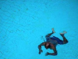 游泳技巧大揭秘（以阿星和阿奇为例，学习简单易懂的游泳技巧）