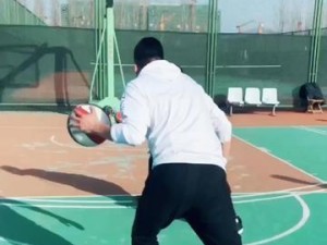 篮球防守技巧（学会背后掏球，成为一名出色的防守者）