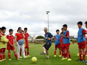 小学足球必学技巧教学指南（让孩子轻松掌握足球基本功）