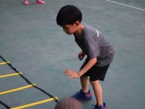篮球防守中易错的滑步动作（如何正确运用滑步技巧提升防守能力）