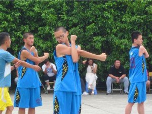 篮球个人防守滑步技巧教学（提升防守效果，攻击对手弱点）