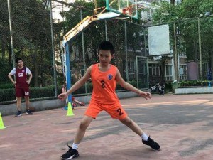 篮球防守中的滑步技巧（掌握滑步动作，成为强大的防守者）