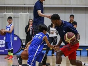 以篮球滑步防守是否属于犯规？（解析篮球滑步防守的争议与规则）