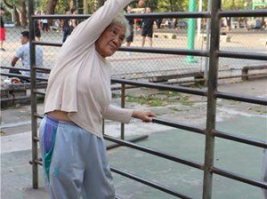 中年女性打篮球，防守也很出色（探讨中年女性在篮球场上的防守技巧和优势）