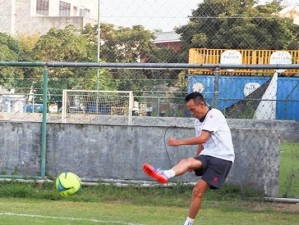 足球射门转场技巧解析（提高转场效率，攻守兼备）