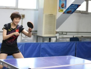 掌握排球丝滑滚翻的技巧与要领（如何完美展现排球丝滑滚翻的动作魅力）