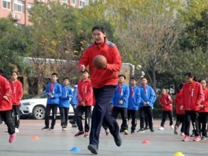 11岁小男孩的出色篮球防守水平（少年才俊在篮球赛场上展现非凡天赋）