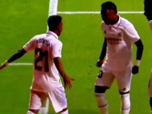 桑巴足球技巧训练组合——提高足球技术的终极秘籍（从桑巴技巧到比赛实战，教你打造出色的足球技巧）