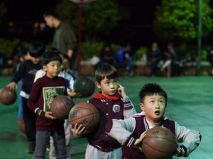 青少年1v1篮球防守滑步训练（提升篮球防守技巧的关键——滑步训练）