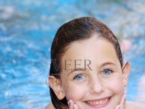 掌握正确游泳技巧，女孩轻松游遍大海（提升游泳能力，享受水中自由）