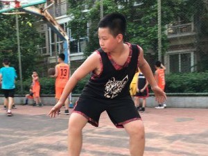 篮球防守滑步总跳起技巧（提升篮球防守技能，掌握滑步总跳起的关键）