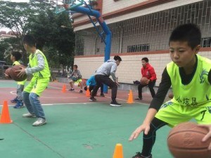 学院风篮球防守战术解析（提升篮球防守水平的关键技巧与策略）