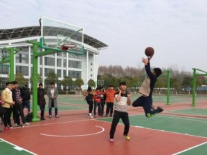 小学生1v1篮球防守技巧详解（提升小学生篮球防守能力的有效方法）