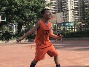 滑步教学篮球防守技巧（掌握防守的基本要领，提升篮球技术水平）