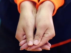 掌握排球扣球的基本要领（打造稳准狠的扣球手型）