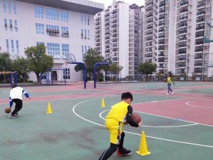 如何提高篮球场上的防守技巧（巩固防守技巧，让对手无从下手）