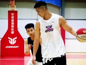 王师傅教你如何防守篮球（提高篮球防守技巧，成为无可阻挡的防守利器）